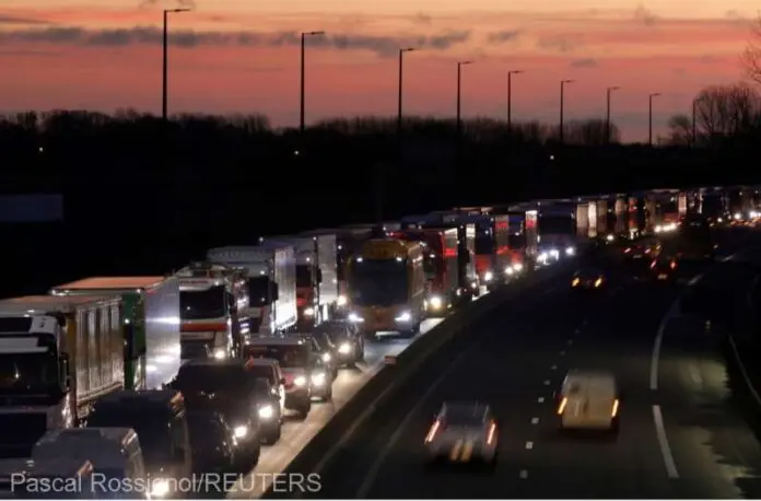 Asociaţie de voluntari: Sute de români, şoferi de TIR şi turişti, sunt blocaţi în trafic între Marea Britanie şi Franţa
