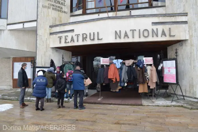 Mureş: Numeroşi oameni au donat îmbrăcăminte şi încălţăminte de iarnă pentru "Cuierul gratuit", destinat familiilor sărace